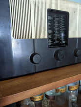 Load image into Gallery viewer, Vintage Murphy U102  Valve Radio