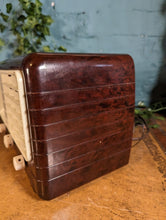 Load image into Gallery viewer, Ultra T401 Vintage Bakelite Valve Radio