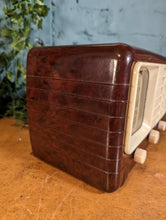 Load image into Gallery viewer, Ultra T401 Vintage Bakelite Valve Radio