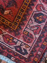 Load image into Gallery viewer, 5' x 3'5" Vintage Shiraz Wool Tribal Rug - 152 x 104cm