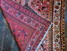 Load image into Gallery viewer, 5' x 3'5" Vintage Shiraz Wool Tribal Rug - 152 x 104cm