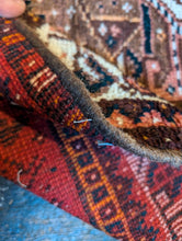 Load image into Gallery viewer, 5' x 3'5" Vintage Shiraz Wool Tribal Rug - 152 x 104cm