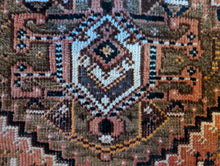 Load image into Gallery viewer, 5' x 3'5" Vintage Shiraz Wool Tribal Rug - 152 x 104cm