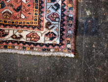 Load image into Gallery viewer, 5' x 3'5" Vintage Shiraz Wool Tribal Rug - 152 x 104cm