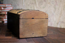Load image into Gallery viewer, Antique Victorian Burl Walnut Tea Caddy