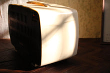 Load image into Gallery viewer, 1950's Little Maestro T66/3 Vintage Valve Radio