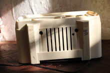 Load image into Gallery viewer, 1950's Little Maestro T66/3 Vintage Valve Radio