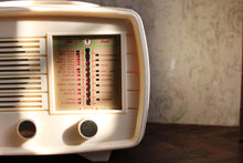 Load image into Gallery viewer, 1950's Little Maestro T66/3 Vintage Valve Radio