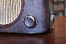 Load image into Gallery viewer, Vintage Bush DAC 90A Bakelite Valve Radio