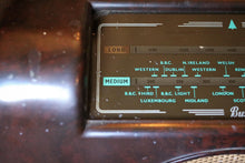 Load image into Gallery viewer, Vintage Bush DAC 90A Bakelite Valve Radio