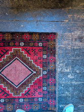 Load image into Gallery viewer, 4'10" x 2'11" - Vintage Baluch - Raspberry Red, Indigo & Saffron - 147 x 90 cm