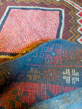 Load image into Gallery viewer, 4'10" x 2'11" - Vintage Baluch - Raspberry Red, Indigo & Saffron - 147 x 90 cm