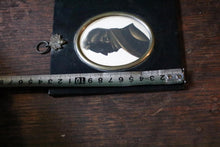 Load image into Gallery viewer, Antique Georgian Silhouette Portrait Miniature – Gentleman – Ebonised Frame