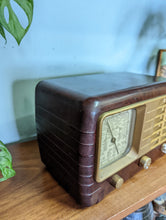 Load image into Gallery viewer, Ultra T401 Vintage Bakelite Valve Radio
