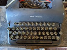 Load image into Gallery viewer, Smith Corona Clipper Travelling Vintage Typewriter
