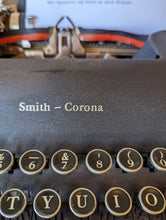 Load image into Gallery viewer, Smith Corona Clipper Travelling Vintage Typewriter

