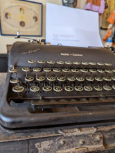 Load image into Gallery viewer, Smith Corona Clipper Travelling Vintage Typewriter
