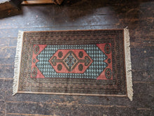 Load image into Gallery viewer, 4&#39;10&quot; x 2&#39;8&quot; Hand Knotted Vintage Lahore Bokhara Rug - 147 x 81cm
