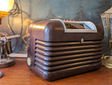 Load image into Gallery viewer, 1950&#39;s Bush DAC10 Vintage Bakelite Valve Radio
