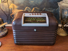 Load image into Gallery viewer, 1950&#39;s Bush DAC10 Vintage Bakelite Valve Radio
