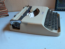 Load image into Gallery viewer, Underwood (Olivetti) 18 Mid Century Typewriter - Unused
