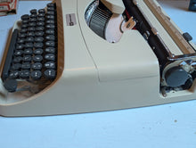 Load image into Gallery viewer, Underwood (Olivetti) 18 Mid Century Typewriter - Unused
