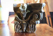 Load image into Gallery viewer, 19th Century Neoclassical Carved Limestone Corinthian Column Capital
