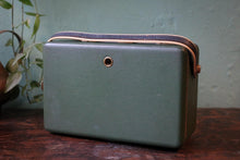 Load image into Gallery viewer, 1960&#39;s Roberts R200 Battery Valve Radio
