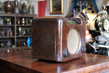 Load image into Gallery viewer, Vintage Bush DAC 90A Bakelite Valve Radio
