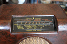Load image into Gallery viewer, Vintage Bush DAC 90A Bakelite Valve Radio
