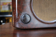 Load image into Gallery viewer, Vintage Bush DAC 90A Bakelite Valve Radio
