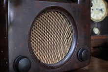 Load image into Gallery viewer, Vintage Bush DAC 90A Bakelite Valve Radio
