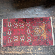 Load image into Gallery viewer, 3'10" x 1'6" Early 20th.C Afghan Balouch Prayer Rug - 114 x 62 cm
