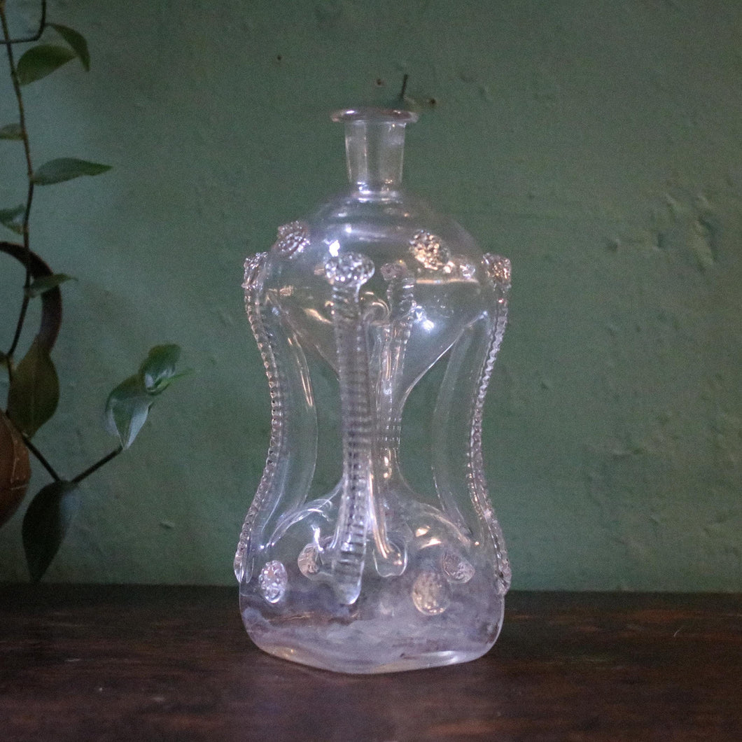 Hadeland Willy Johansson “Nøstetangen” Klukk Decanter – Berry-Prunt Pinched Glass, Mid-Century Norwegian Design