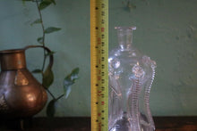 Load image into Gallery viewer, Hadeland Willy Johansson “Nøstetangen” Klukk Decanter – Berry-Prunt Pinched Glass, Mid-Century Norwegian Design
