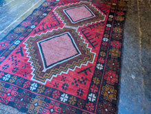Load image into Gallery viewer, 4'10" x 2'11" - Vintage Baluch - Raspberry Red, Indigo &amp; Saffron - 147 x 90 cm
