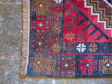 Load image into Gallery viewer, 4'10" x 2'11" - Vintage Baluch - Raspberry Red, Indigo &amp; Saffron - 147 x 90 cm
