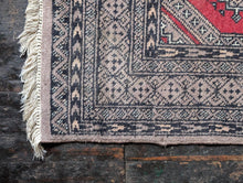 Load image into Gallery viewer, 4'3" x 2'8" - Vintage Afghan Baluch Hand-Knotted Wool Rug - Soft Taupe &amp; Madder Red - 131 x 81 cm
