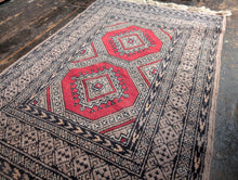 Load image into Gallery viewer, 4'3" x 2'8" - Vintage Afghan Baluch Hand-Knotted Wool Rug - Soft Taupe &amp; Madder Red - 131 x 81 cm
