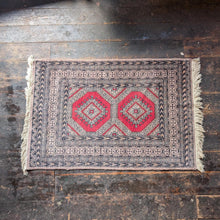 Load image into Gallery viewer, 4'3" x 2'8" - Vintage Afghan Baluch Hand-Knotted Wool Rug - Soft Taupe &amp; Madder Red - 131 x 81 cm
