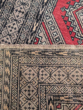 Load image into Gallery viewer, 4'3" x 2'8" - Vintage Afghan Baluch Hand-Knotted Wool Rug - Soft Taupe &amp; Madder Red - 131 x 81 cm
