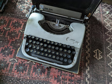 Load image into Gallery viewer, Oliver Travelling Vintage Typewriter
