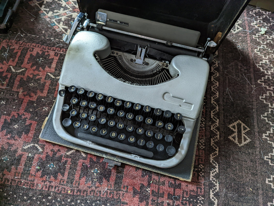 Oliver Travelling Vintage Typewriter