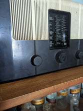 Load image into Gallery viewer, Vintage Murphy U102  Valve Radio
