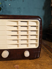Load image into Gallery viewer, Ultra T401 Vintage Bakelite Valve Radio
